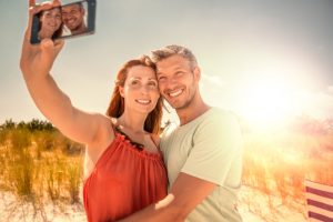 Paar am Strand macht ein Selfie